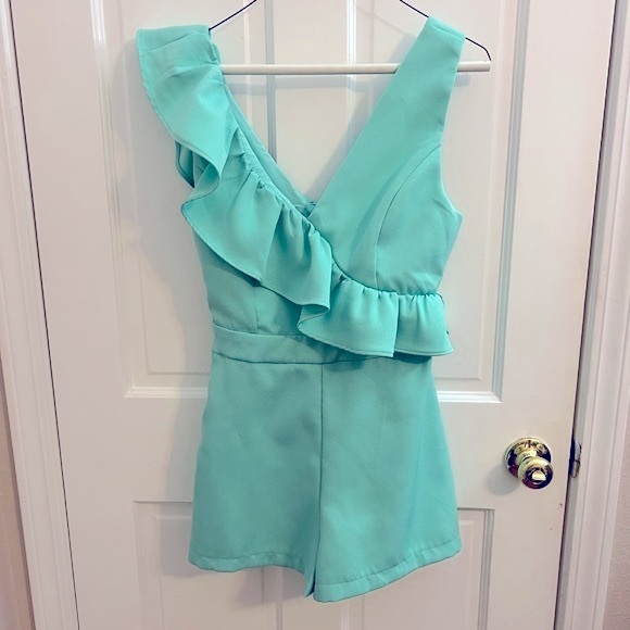DO+BE Pants - Women’s short romper. DO+BE size small. Mint green.